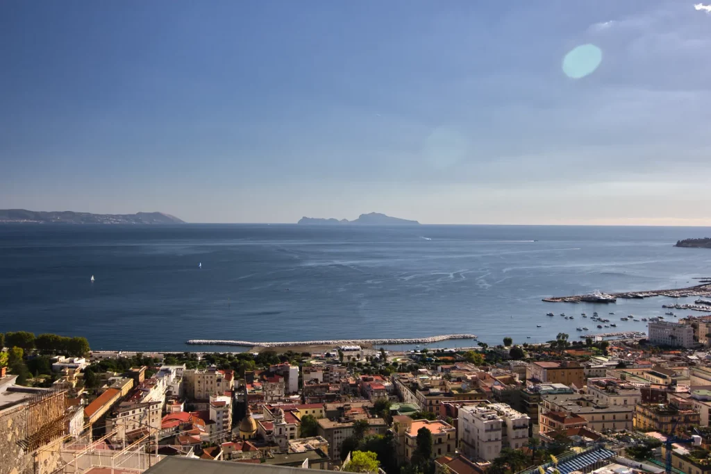Panorama vom Belvedere der Villa Floridiana in Neapel. Der Blick schweift bis nach Capri.