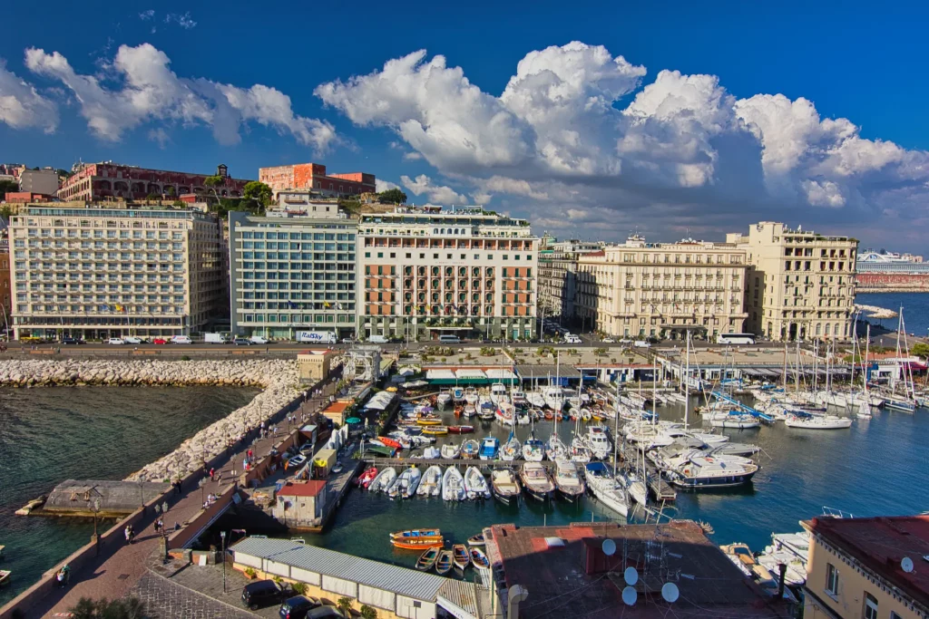 Sicht vom Castel dell'Ovo auf die Promenade Via Partenope und den Yachthafen Santa Lucia