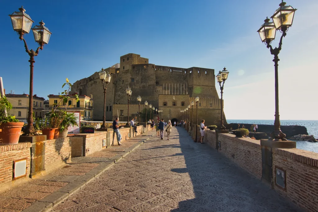 Brücke zum Castel dell'Ovo in Neapel am Borgo Marinaro