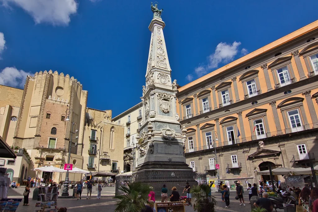 Piazza Gesù Nuovo in der Altstadt von Neapel mit Obelisk