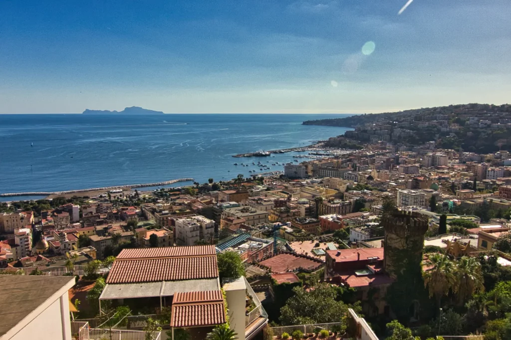 Sicht vom Belvedere der Villa Floridiana über Neapel, das Posillipo-Viertel und Capri