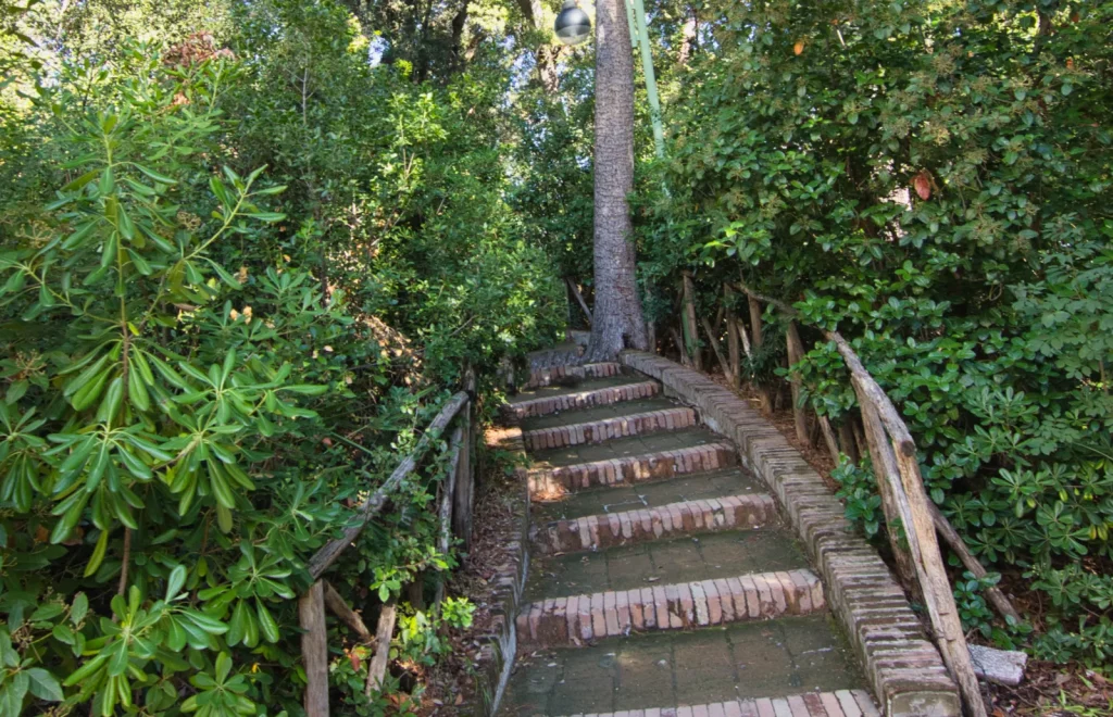 Ein Weg führt hinunter zur Villa Floridiana und einem Belvedere