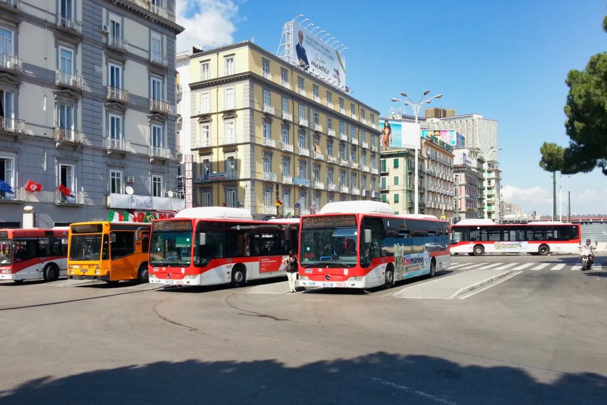 Unterwegs mit dem Bus in Neapel