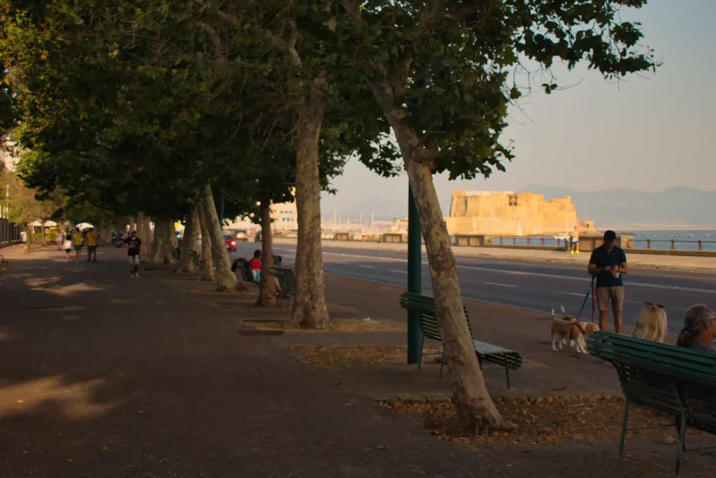 Abendstimmung an der Villa Comunale gegenüber der Promenade Via Caracciolo
