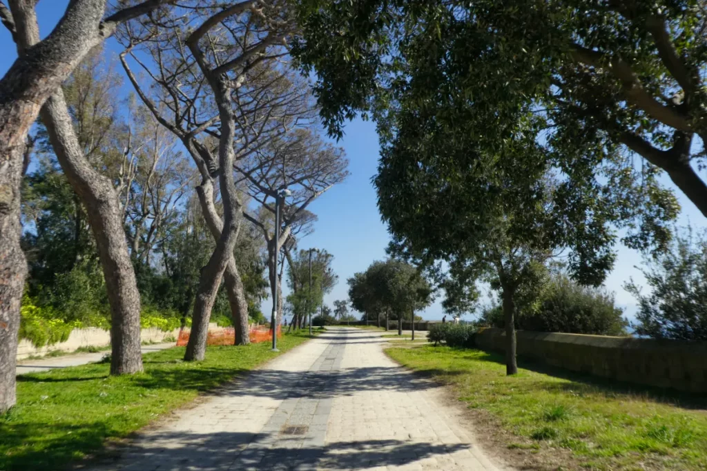 Spazierweg im Parco Virgiliano in Neapel