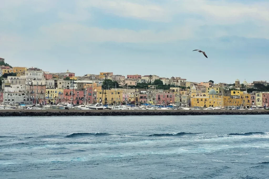 Der Hafen Marina Grande auf der Insel Procida
