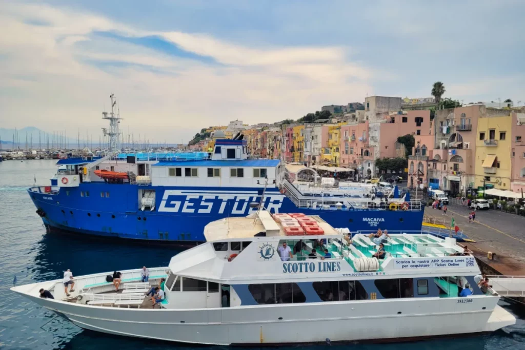 Fähren am Hafen von Procida
