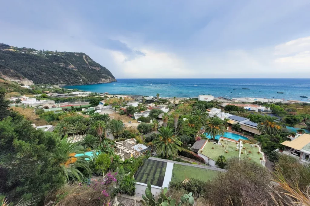 Blick auf die Bucht von Citara in Forio und die Poseidon-Gärten