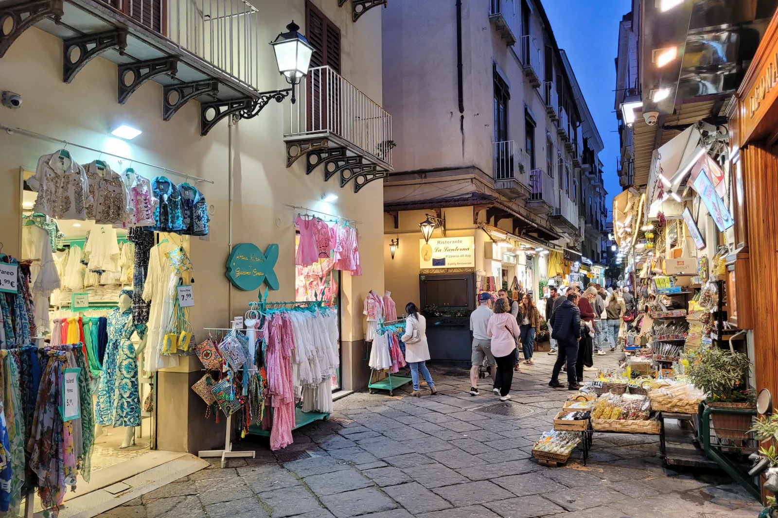 Einkaufsstraße in der Altstadt von Sorrent