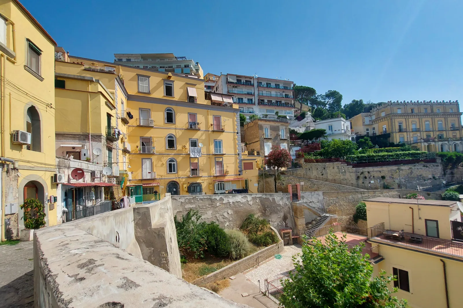 Largo del Petraio, ein historischer Platz am Treppenweg