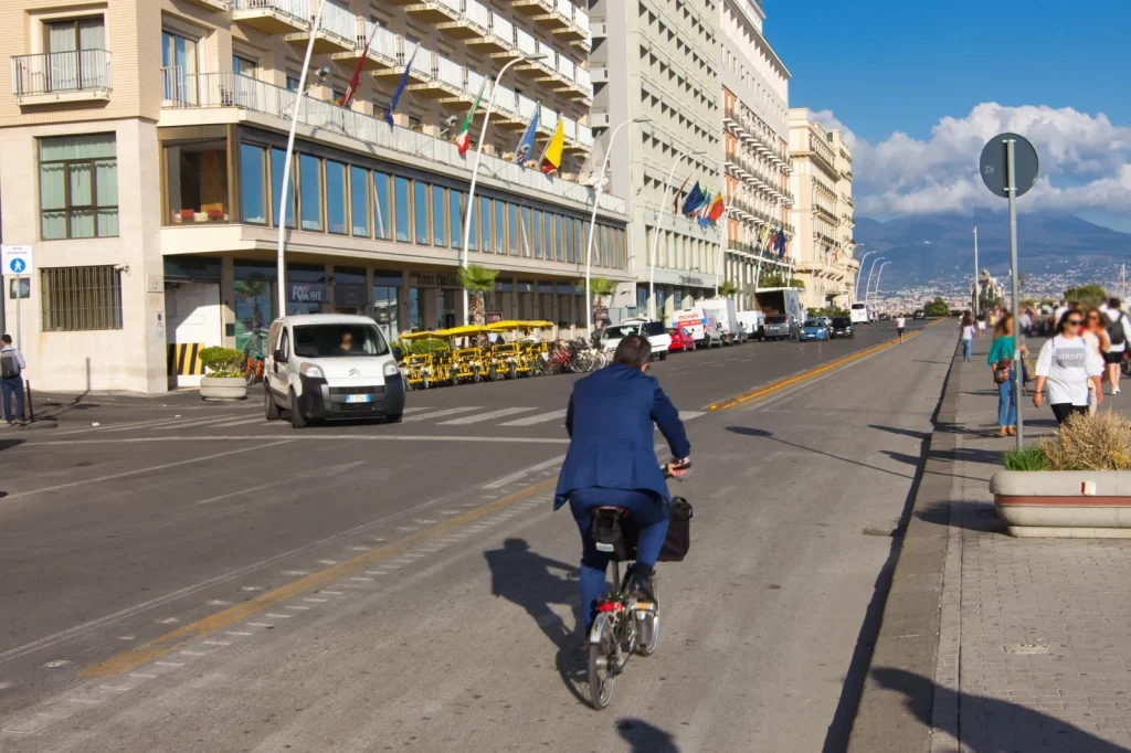Radweg an der Via Partenope