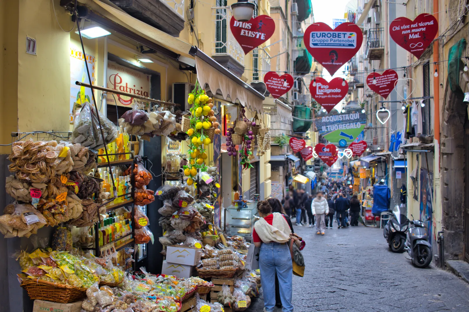Gasse in den Quartieri Spagnoli in Neapel