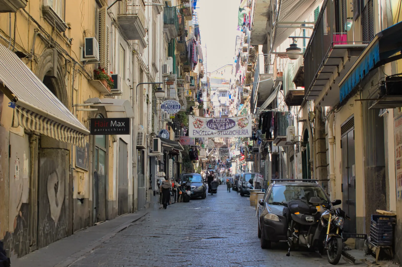 Enge Gasse in den Quartieri Spagnoli