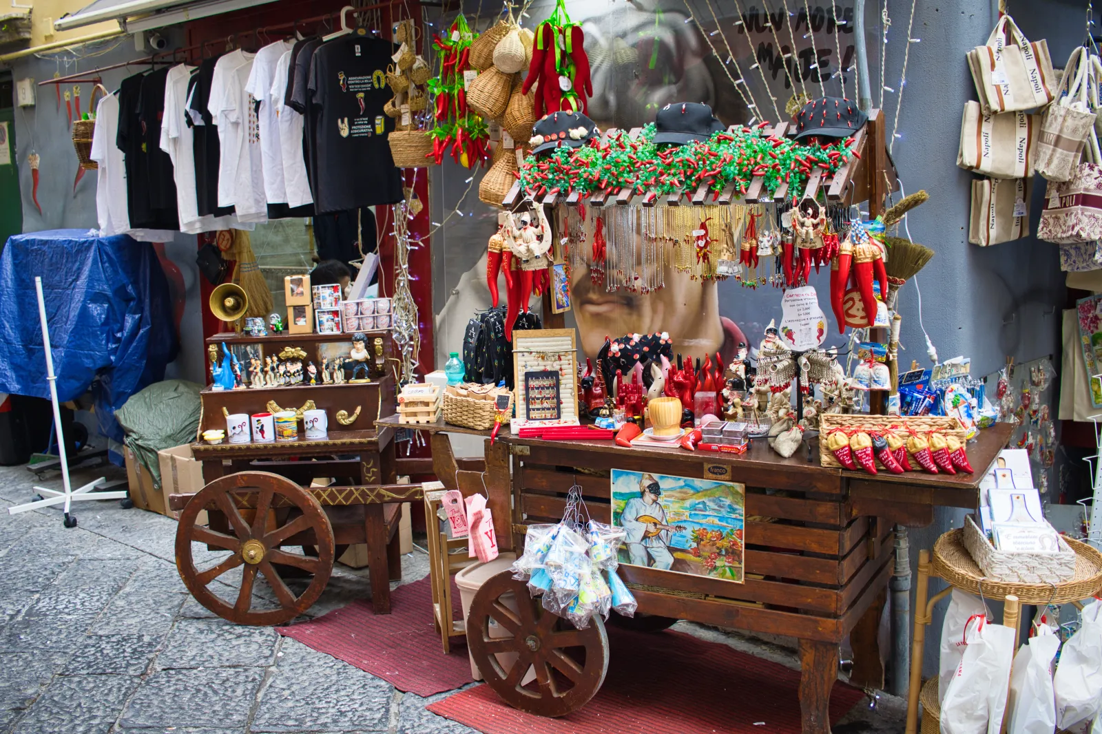 Souvenir-Stand in den Quartieri Spagnoli